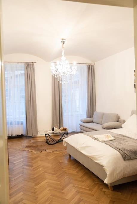 Cozy Flat By Wenceslas Square! Praga Exterior foto